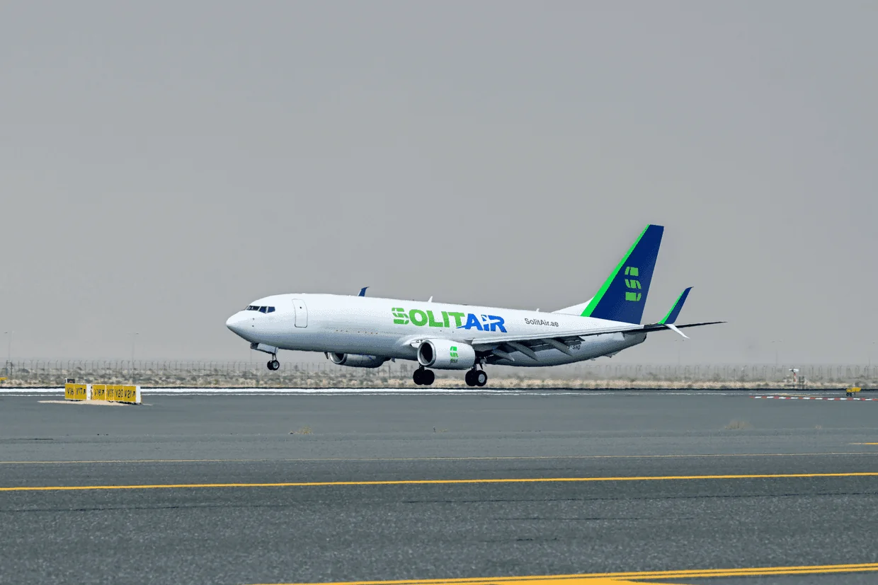 SolitAir航空货机起飞侧视图，专注于高效快速的阿联酋航空货运服务。